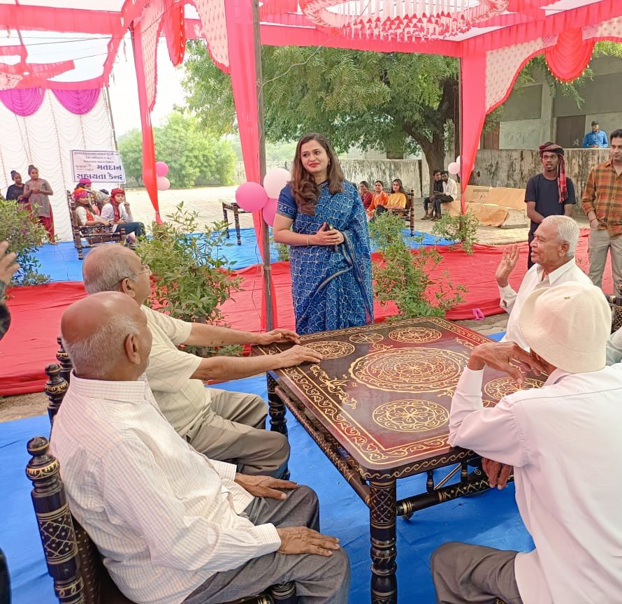 sdmbodeli's tweet photo. Truly festive scenes at 35-Anandpura Heritage Booth in 139 Sankheda AC. 
Spirited senior voters and first-time voters were given gratitude letters.
#GoVote #Avsar #GujaratElections 
#GujaratElections 
@ECISVEEP @CEOGujarat @collectorcu @DydeoC @InfoGujarat https://t.co/PY5c5C355X