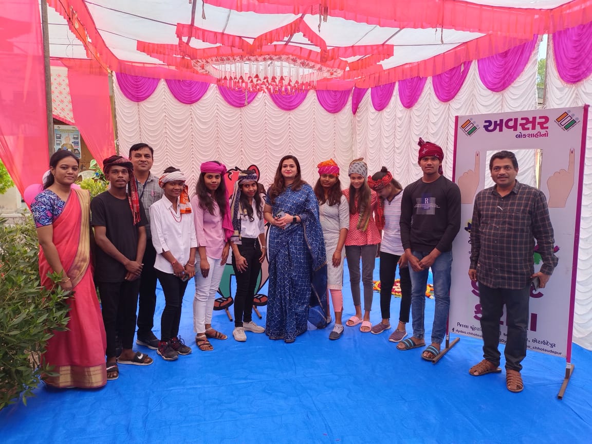 sdmbodeli's tweet photo. Truly festive scenes at 35-Anandpura Heritage Booth in 139 Sankheda AC. 
Spirited senior voters and first-time voters were given gratitude letters.
#GoVote #Avsar #GujaratElections 
#GujaratElections 
@ECISVEEP @CEOGujarat @collectorcu @DydeoC @InfoGujarat https://t.co/PY5c5C355X