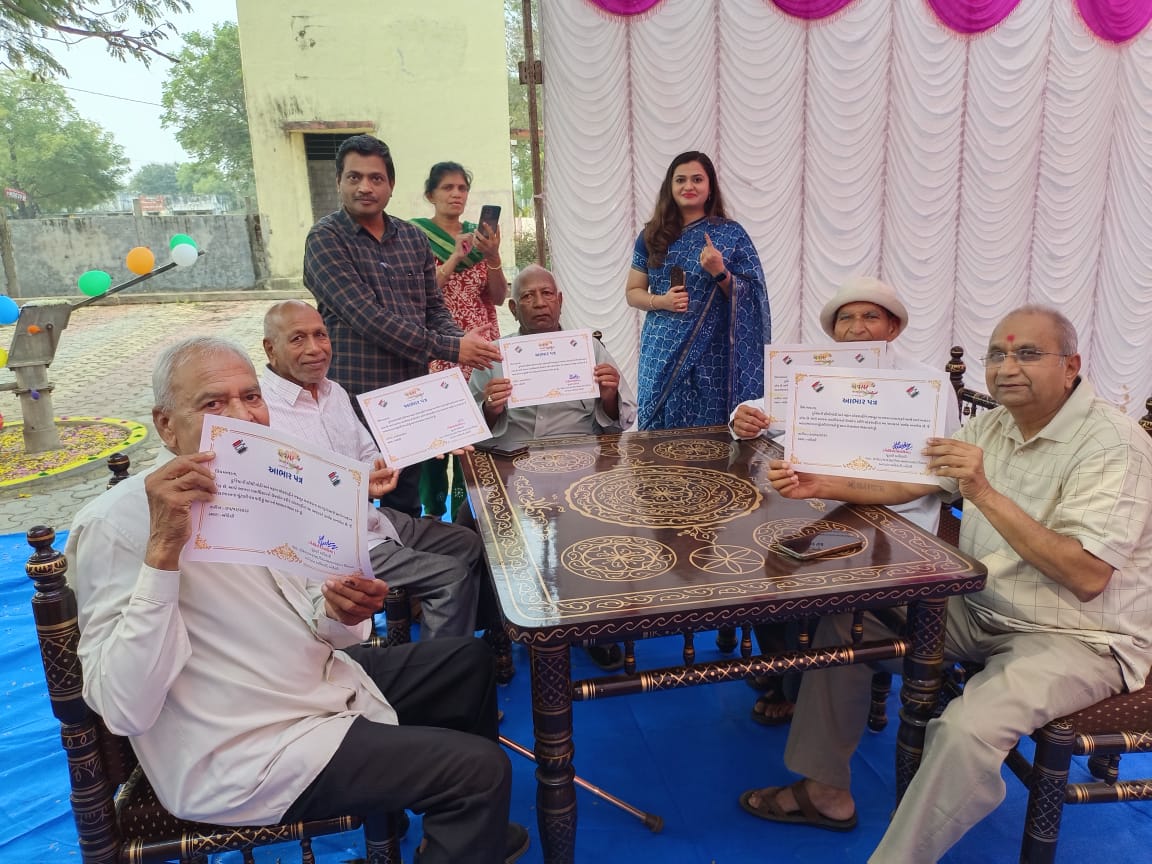 Truly festive scenes at 35-Anandpura Heritage Booth in 139 Sankheda AC. 
Spirited senior voters and first-time voters were given gratitude letters.
#GoVote #Avsar #GujaratElections 
#GujaratElections 
<a href="/ECISVEEP/">Election Commission of India</a> <a href="/CEOGujarat/">Chief Electoral Officer, Gujarat</a> <a href="/collectorcu/">Collector Chhotaudepur</a> <a href="/DydeoC/">DyDEOChhotaudepur</a> <a href="/InfoGujarat/">Gujarat Information</a>