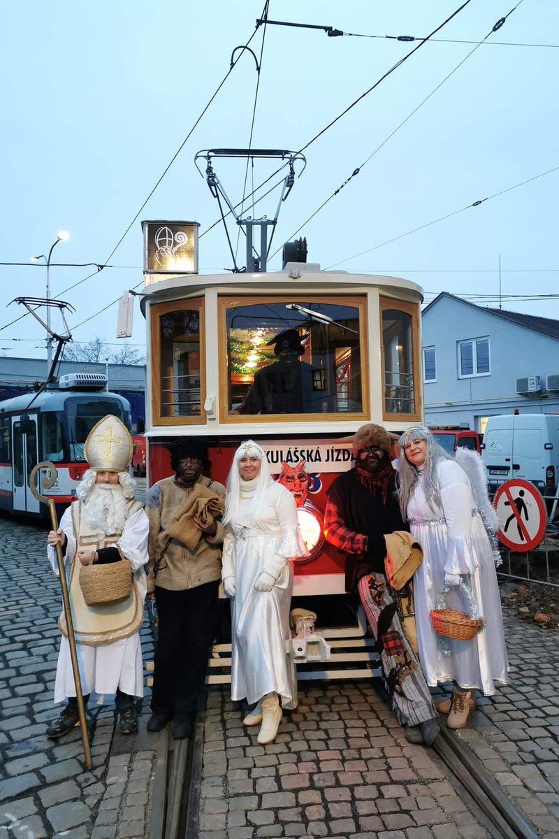 DPMO_official's tweet photo. V sobotu 3.12. vyjela po dvou letech opět naše Mikulášská tramvaj 🎅😇😈.

#DPMO #svamipocelyzivot #olomouc #mhd #olomoucko #olomouc_city #olomouckykraj #verejnadoprava #mikulas #mikulasskatramvaj #historickatramvaj #historicka #tramvaj https://t.co/akLaujFusi