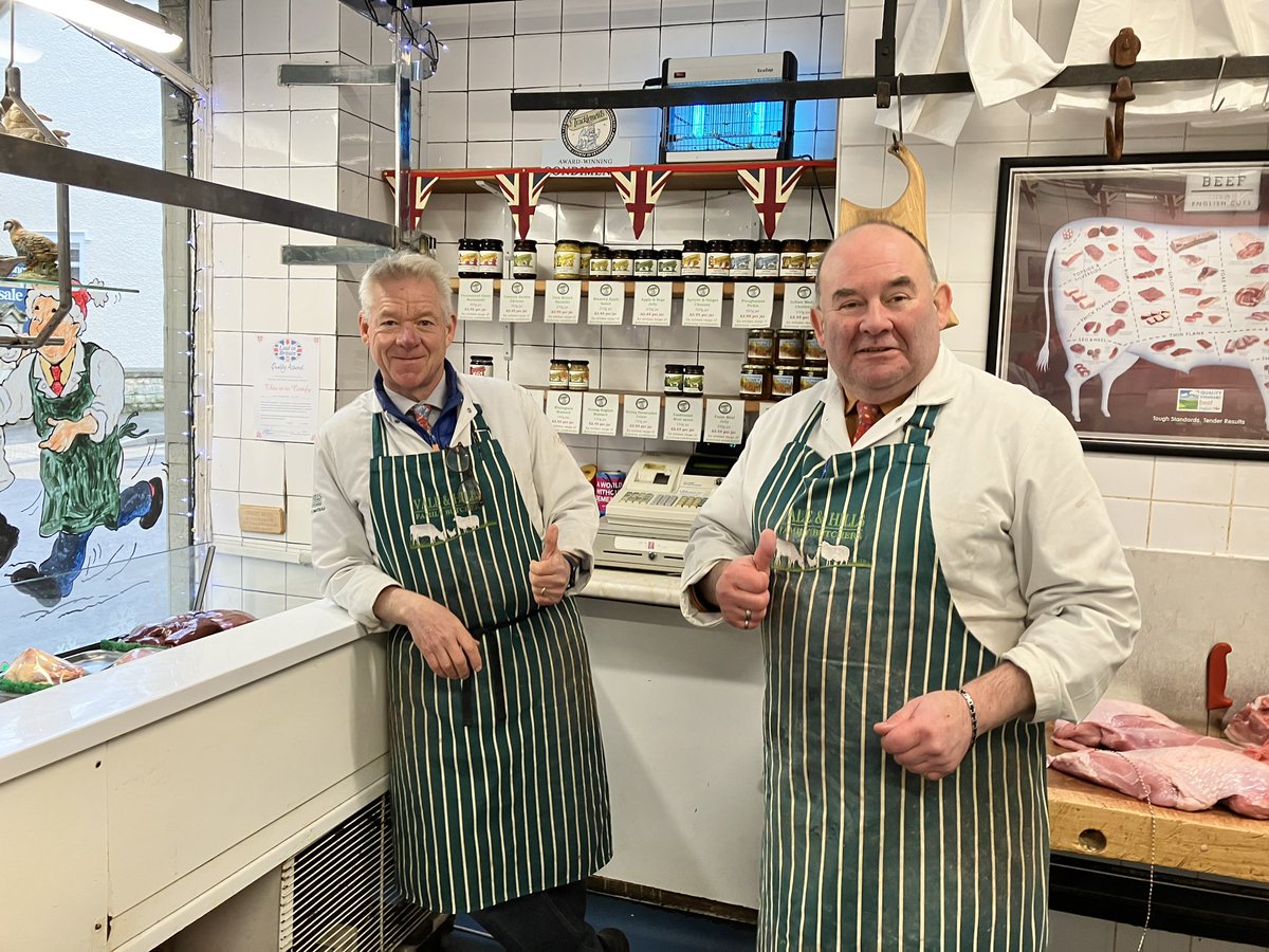 I had such fun painting this festive window design for the lovely guys at Vale and Hills Butchers in Winchcombe. So nice to support a great local business and I got part payment in turkey! 🦃 ✍🏻 🎨 
#localbusiness #windowartwork #winchcombe #cotswoldslife #cotswolds