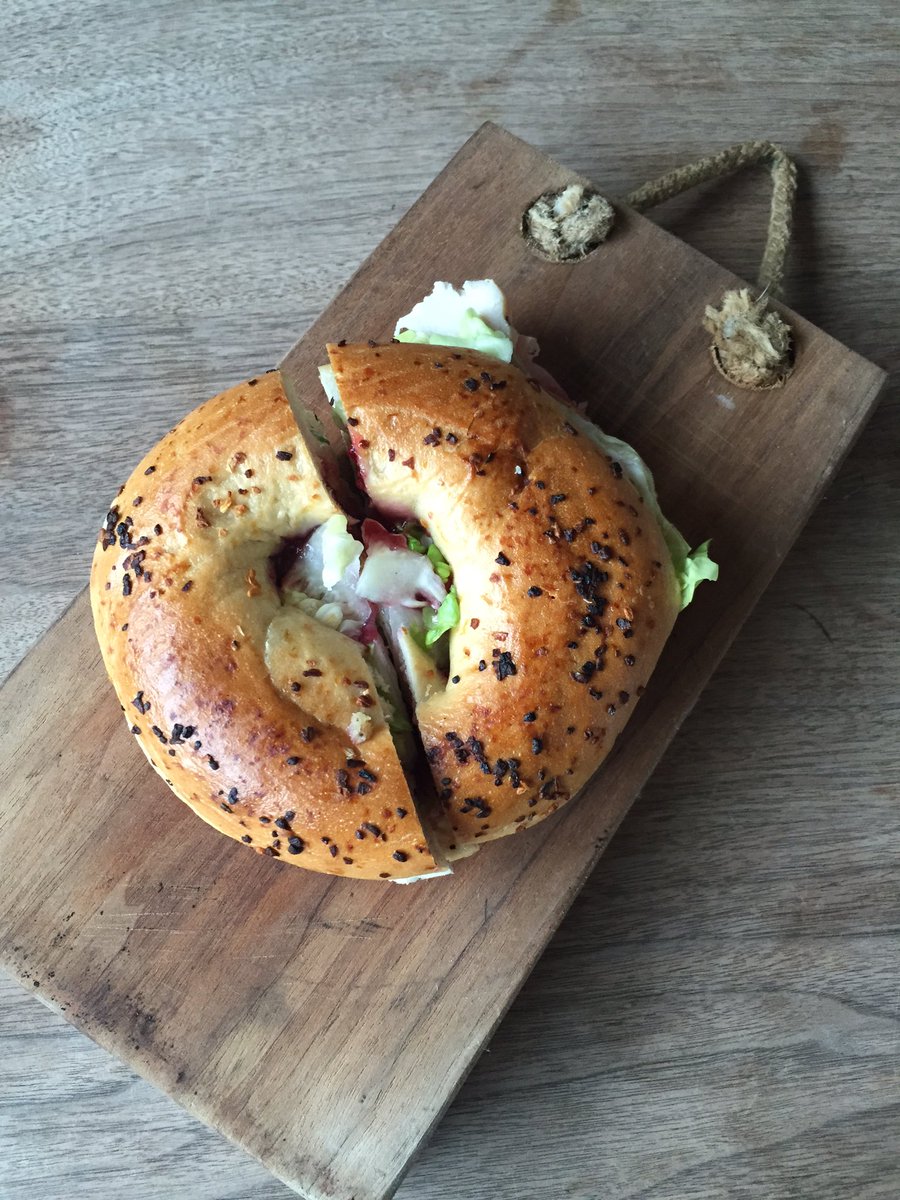 🧑‍🎄🥯🧑‍🎄 IT HAS DROPPED! 🧑‍🎄🥯🧑‍🎄
The Itsa Santy Bagel is in Itsas now! Onion bagel with roast turkey, baked ham, stuffing, cranberry sauce, lettuce, mayonnaise and butter!
The very taste of Christmas! 🎄🎅🎄
#bagel #Santy #SantyBagel #Christmas #bestbagel #lovebagels #bagels