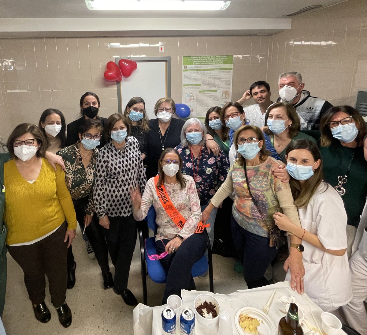 HospitalJaen's tweet photo. 🫂Despedimos en el momento de su jubilación a una compañera excepcional.

❤️Antonia Guzmán Martínez “Noni” ha trabajado casi toda su vida laboral como enfermera en Cardiología.

Ha sido una compañera estupenda y muy querida.

¡Disfruta de tu merecido descanso!
👏🏻👏🏻👏🏻 https://t.co/gSBL6uYTvn