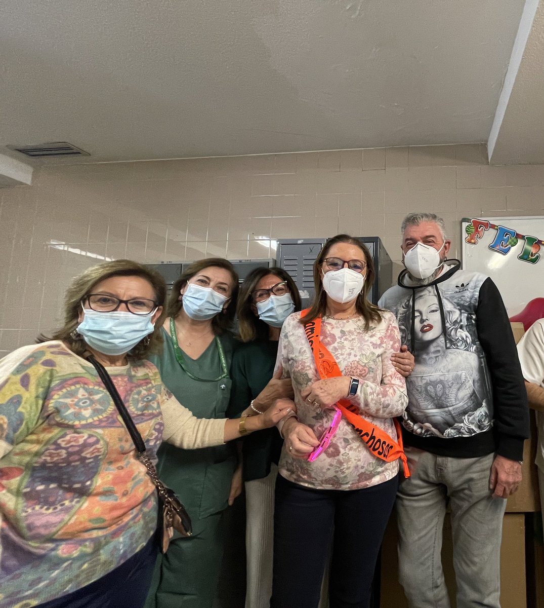 HospitalJaen's tweet photo. 🫂Despedimos en el momento de su jubilación a una compañera excepcional.

❤️Antonia Guzmán Martínez “Noni” ha trabajado casi toda su vida laboral como enfermera en Cardiología.

Ha sido una compañera estupenda y muy querida.

¡Disfruta de tu merecido descanso!
👏🏻👏🏻👏🏻 https://t.co/gSBL6uYTvn