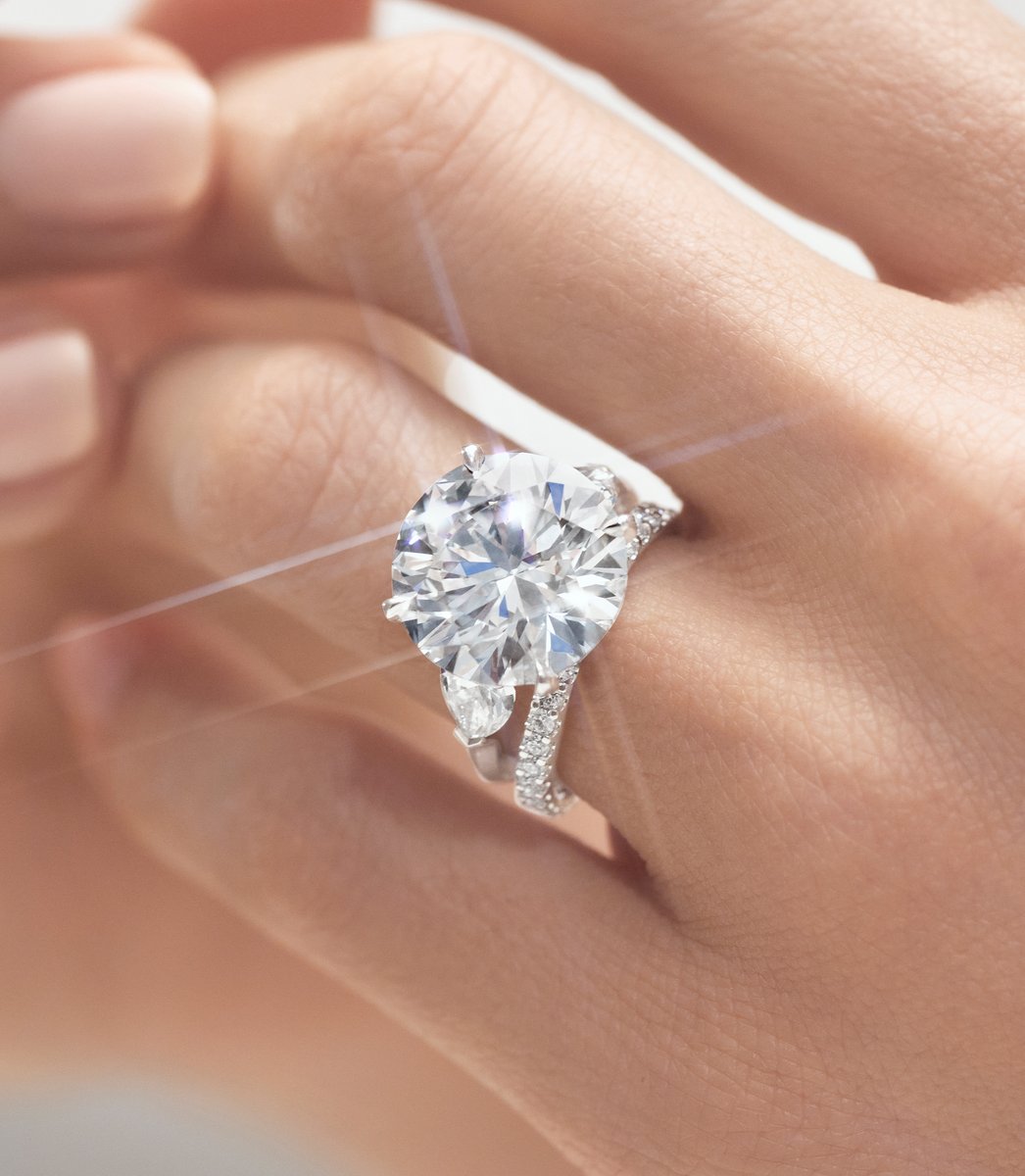 DamasJewellery's tweet photo. #GraffBridal - Each engagement ring at Graff is individually designed and crafted with breath-taking elegance and precision to honour the intrinsic beauty of the diamond. 

#FallInLoveWithGraff #GraffDiamonds #DamasJewellery #HouseOfInternationalJewelleryDesign https://t.co/qKDgMMmyyR
