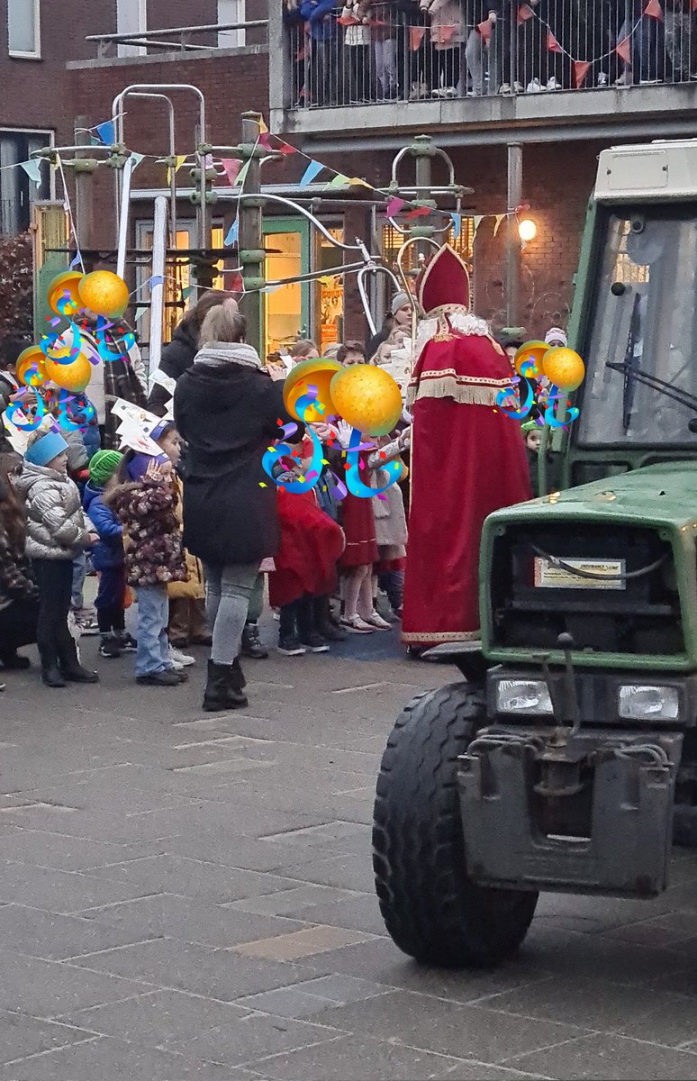 DeniisedG's tweet image. #Sinterklaas op school.. Die ouwe baas kwam met de trekker.. 

#FijneSinterklaas #5december
