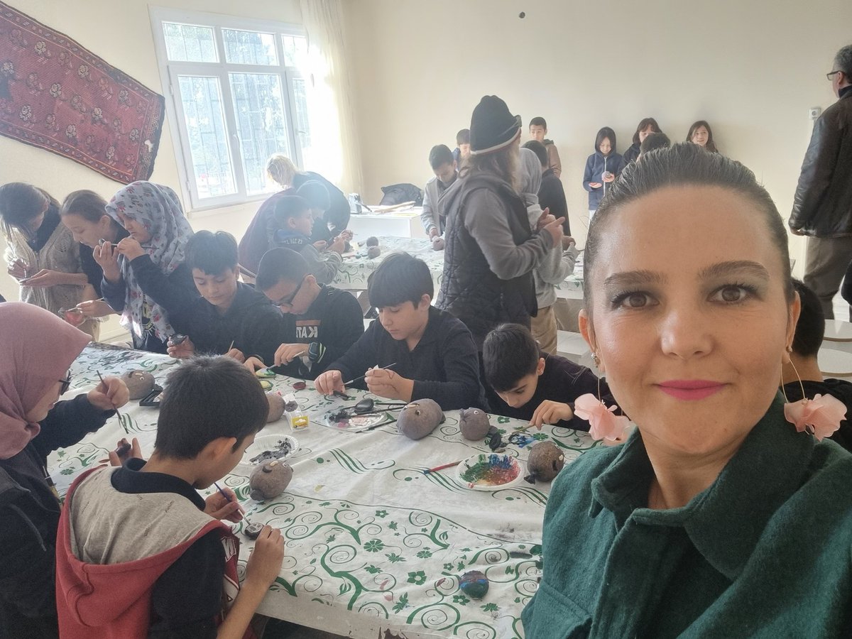 fulyalp's tweet photo. Silifke Tarım Üretim ve Fen Okulu imam hatip ortaokulu öğrencileri ile güne marul dikimi cim adam yapımı ve taş boyama ile imzalarını bıraktı yeşeren Türkiye yeşeren umutlar🥰 https://t.co/6bGRhOp4qm