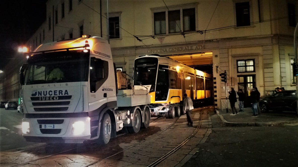 atm_informa's tweet image. Dopo un lungo viaggio, via mare e poi terra, è arrivato il primo Tramlink. Entrerà in servizio dalla prossima primavera. Ne abbiamo comprati 80 per rinnovare la flotta. Tutti accessibili, modernissimi, giallo Milano. Eccoli: bit.ly/ATM_Tramlink