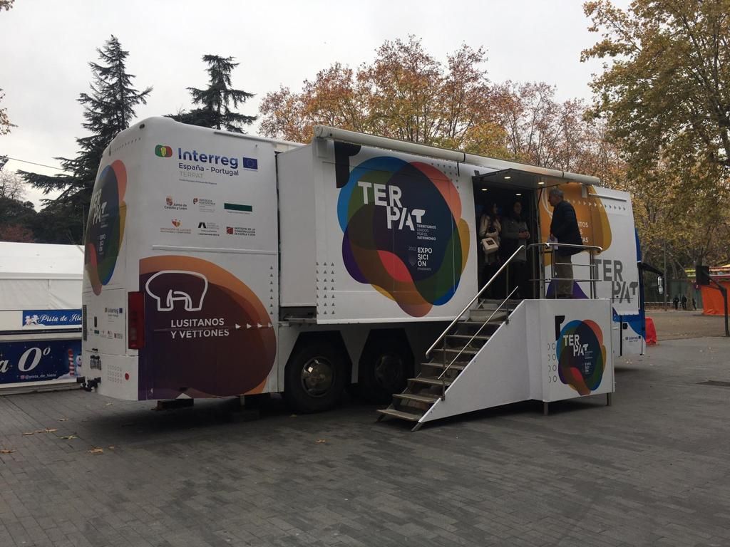 patrimoniojcyl's tweet photo. El autobús #TERPAT continúa su viaje por #CastillayLeón.
Día 6 llegará a 📍Puebla de Sanabria
Día 7 a 📍Benavente
Día 8 a 📍Toro
Día 9 a 📍Miranda do Douro
Día 10 a 📍Fermoselle
Más ℹ en 👇 👇👇
https://t.co/rLNbCEJceA
#CastillayLeónEsPatrimonio
#PatrimonioCultural https://t.co/jsKdwvfMAJ
