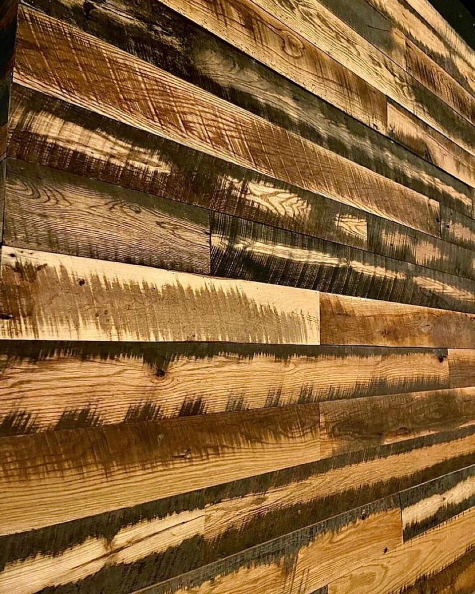 OldWorldTimber's tweet photo. 🤫 Shhh… no need for words. Just stare 😮 and appreciate the character.

We have this same brown wallboard in stock. DM us now!

#oldworldtimber #barnwood #barnboard #woodworking #woodworkforall #woodwork #dowoodworking #renovation #remodel #recycledwood #repurposed #instadecor https://t.co/GwxlqTSmSa
