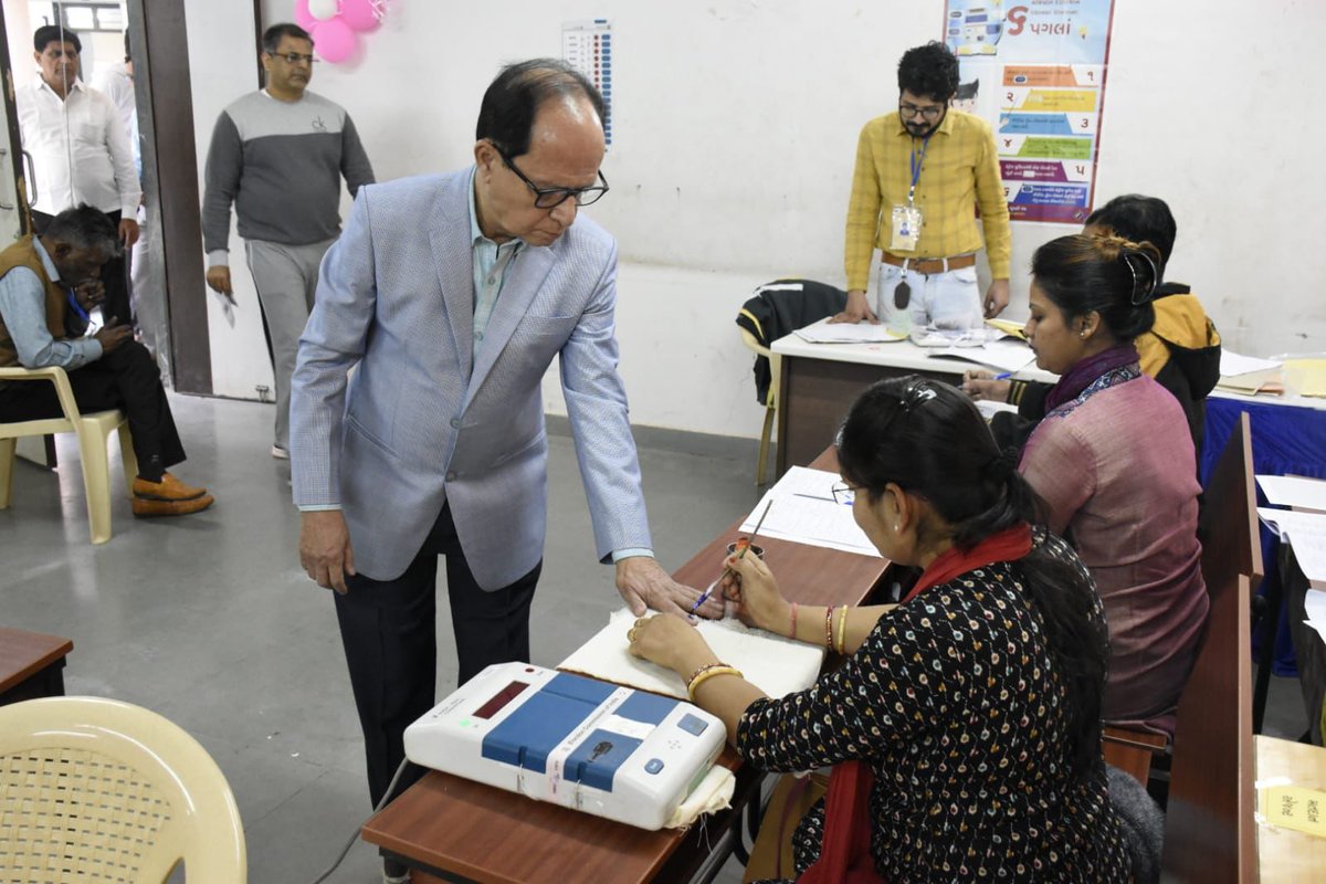 રાજ્યના અધિક મુખ્ય નિર્વાચન અધિકારીશ્રી અશોક માણેકે ગાંધીનગર સેક્ટર-૭માં આવેલા સરદાર પટેલ વિદ્યામંદિર ખાતેના મતદાન મથક પર મતદાન કરી લોકશાહી પ્રત્યેની પોતાની ફરજ અદા કરી. #GujaratElections2022 #Avsar <a href="/pkumarias/">Pankaj Kumar</a> <a href="/PIBAhmedabad/">PIB in Gujarat 🇮🇳</a> @deognr <a href="/CEOGujarat/">Chief Electoral Officer, Gujarat</a>