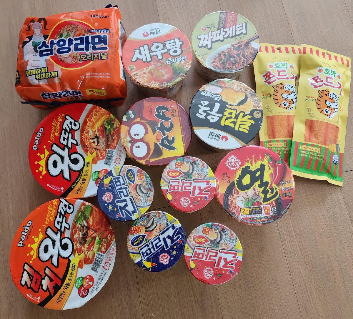 JDT_Akame on Twitter: "12月10日に日本に行く時に持っていくプレゼントは全部買いましたが、全部持っていけますか?. . .🤔"