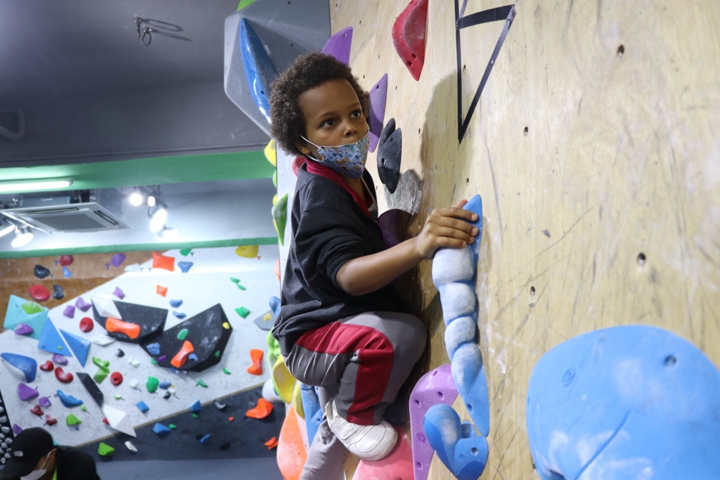 HanAcademyHk's tweet photo. Did someone say rock climbing? 

On the final day of our service week, our year 1-4's went to a rock climbing centre and challenged themselves on the walls! We are super proud of how hard they tried to complete this personal challenge! 

#HanAcademy #SmallButMighty #ServiceWeek https://t.co/QWvOrhxpjQ