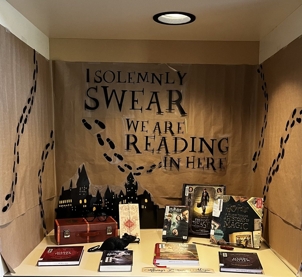 BooksMakeUSoar's tweet photo. 🤓 📚📖⚡️We absolutely promise! 🤞 “Something very magical can happen when you read a good book.” (J.K. Rowling) 📚📖 😀 #wrh 💜💛 @wereppinhanford @hhsfalcons #hhsfalcons #falconreaders #harrypotter #reading #readbooks https://t.co/YrBmyTBIdz