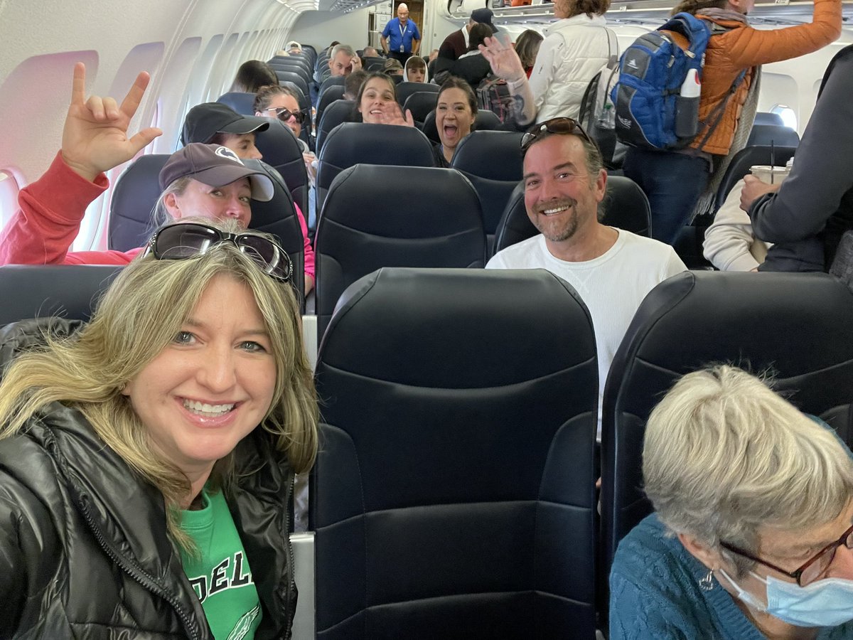 SophiaR320's tweet photo. Flight 163 BNA-ABE today was the best flight ever! Best pilot (Chad), Best crew, Best Passengers! Allowing personalities goes a long way! In a world that is sometimes crazy and angry- be like this. Strong work Allegiant! @Allegiant
#allegiant #strangerstofriends https://t.co/58OQ2Z7z90