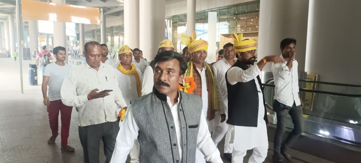 SSP4IND's tweet photo. मुंबई प्रथम आगमन पर सुहेलदेव स्वाभिमान पार्टी के राष्ट्रीय अध्यक्ष माननीय महेंद्र राजभर जी का मुम्बई के छत्रपति शिवाजी इंटरनेशनल एयरपोर्ट पर जोरदार स्वागत करते महाराष्ट्र कमेटी के सम्मानित कार्यकर्ता व सम्मानित पदाधिकारी गण अपनी पूरी टीम के साथ ।।
@MahendraRSSP @BrijeshRajbharH https://t.co/hpdpdgXkd5