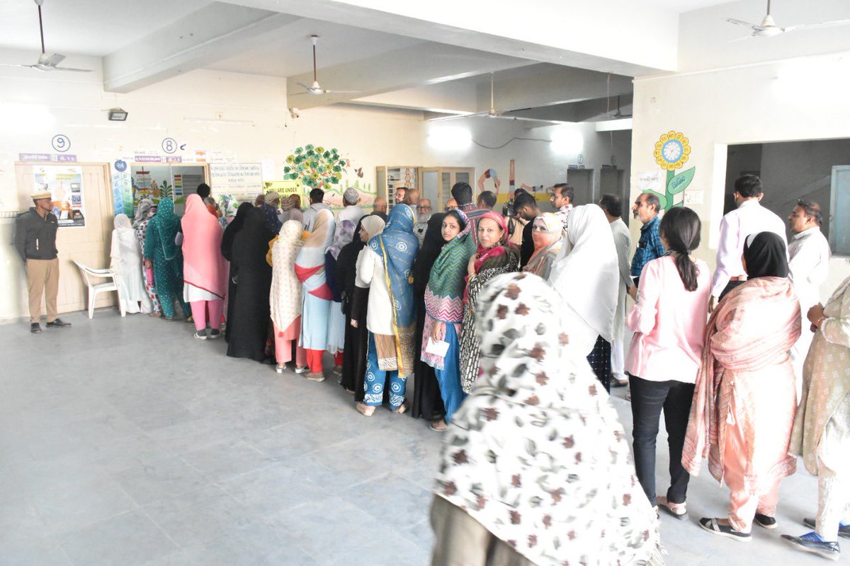 Glimpses of Voters standing in queue at polling stations in 27- Himatnagar AC to cast their Vote during Phase 2 of #GujaratElections2022  . 

#GoCast your valuable vote! 

#ECI #EveryVoteMatters #GujaratAssemblyPolls