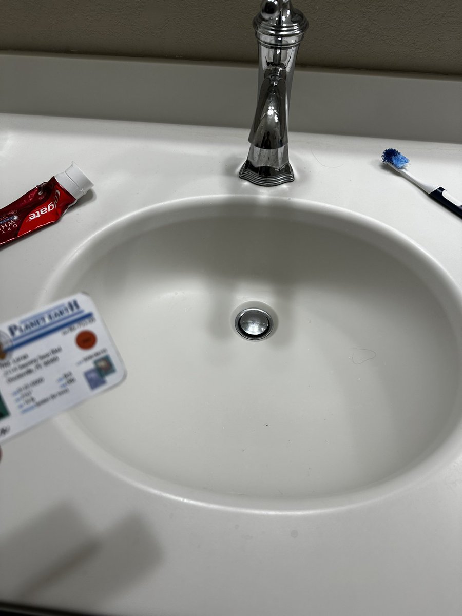 SeanCoolAPES's tweet photo. During the process of teeth brushing, I make sure to turn off the water while I’m brushing to conserve water and ultimately help the issue of lacking water. #apeswater @franklinlorax https://t.co/597jQuy1aF