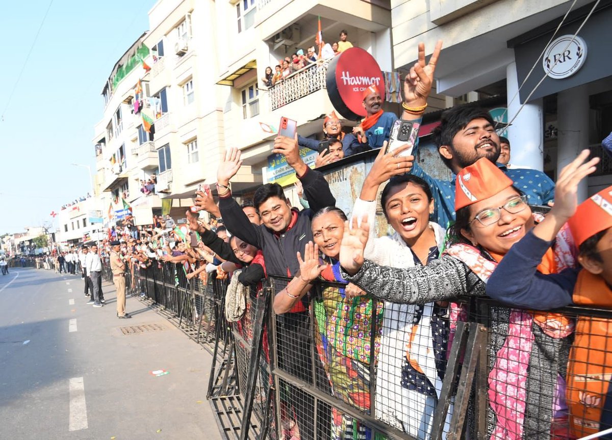 satyakumar_y's tweet photo. PM @narendramodi Ji greeting common people while going to cast his vote in Ahmedabad. https://t.co/X0cefnTrT4