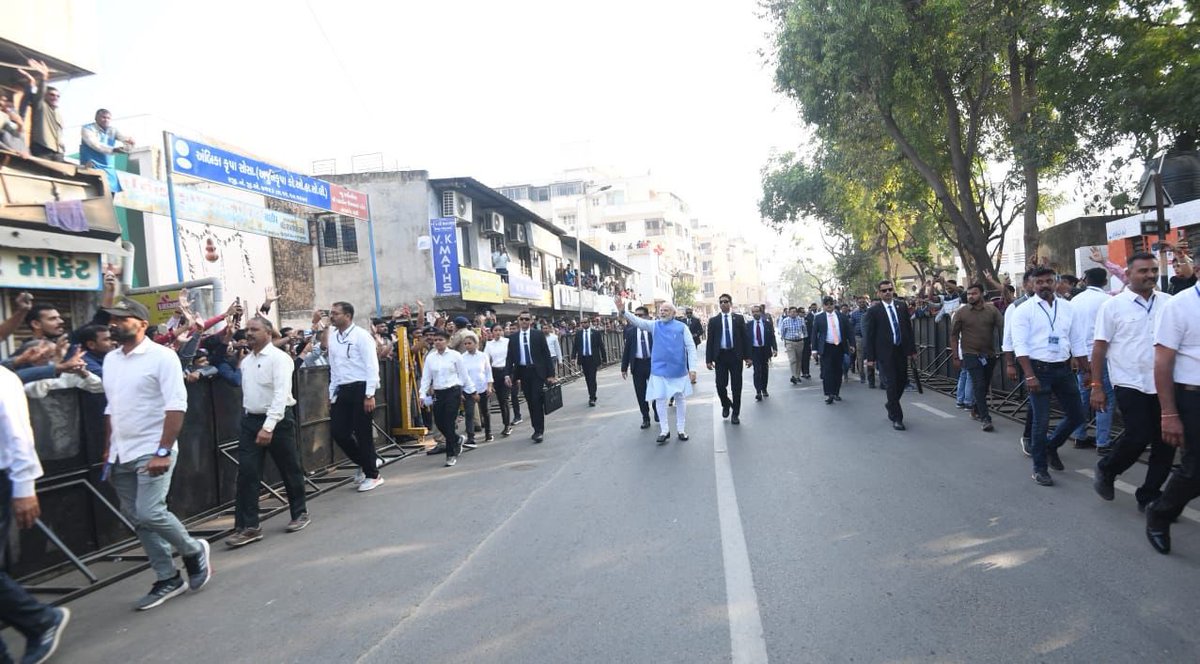 satyakumar_y's tweet photo. PM @narendramodi Ji greeting common people while going to cast his vote in Ahmedabad. https://t.co/X0cefnTrT4