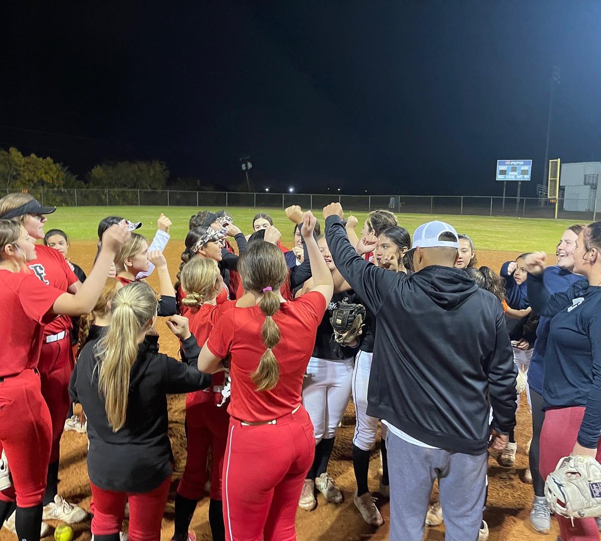 dfw_martinez's tweet photo. A lot of sunshine on Field C on a cool cloudy night!!! Huge Shoutout to @kenna05650559 and Bailey Ross of Grayson College for coming out and paying it forward. Greatly appreciate all the good stuff you brought tonight!! #FCDFW #FCDFDUB #FIRECRACKERSOFTBALL #ALLGASNOBREAKS https://t.co/axGeCuhEuh