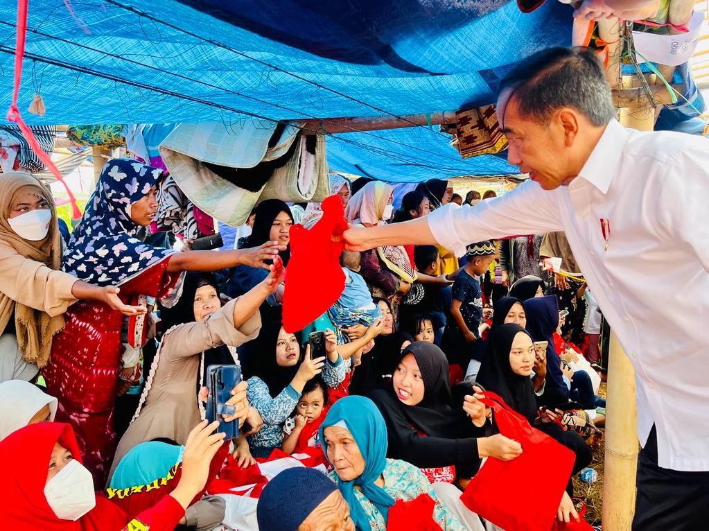 Saya kembali mengunjungi Kab. Cianjur, menemui para penduduk di Kec. Cugenang. Syukurlah, semua yang di pengungsian dalam keadaan sehat.

Setidaknya 56.000 rumah warga yang terdampak gempa Cianjur. Saya ke sini untuk memastikan pembangunan relokasi rumah warga segera dimulai.