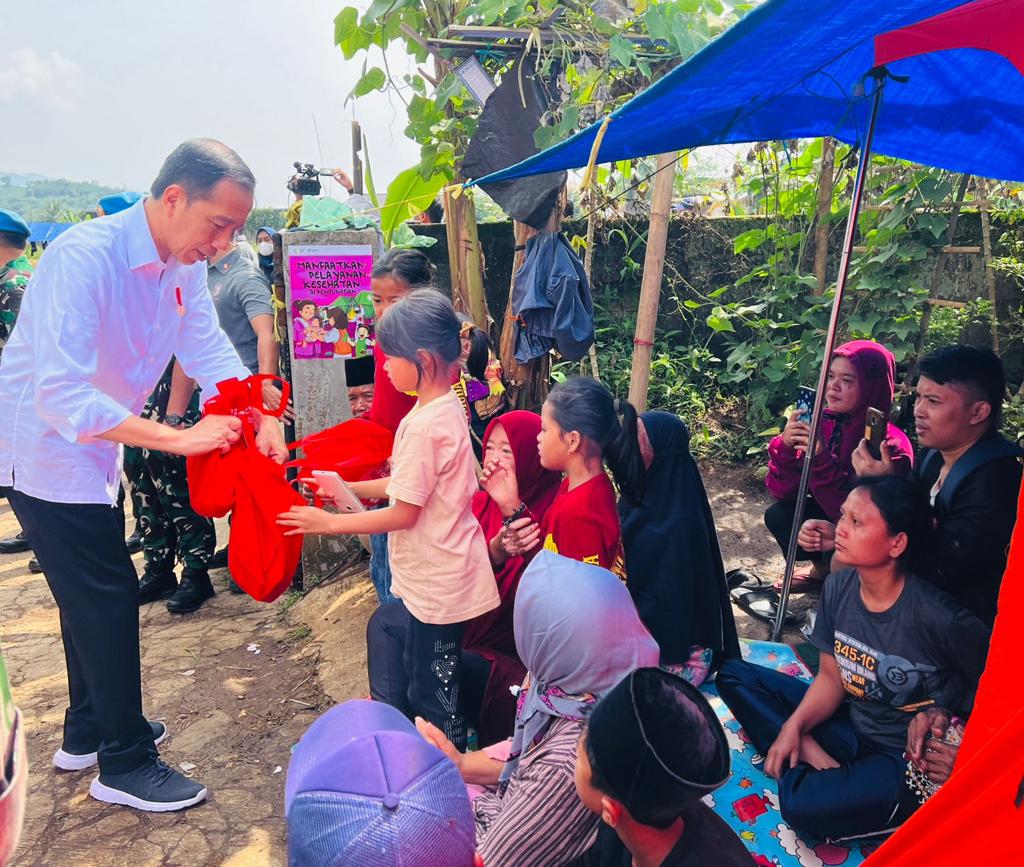 Dalam beberapa hari ini, bantuan pembangunan rumah warga yang rusak juga akan diberikan sesuai tingkat kerusakan. Dengan bantuan itu, saya berharap masyarakat bisa mulai membangun rumahnya.