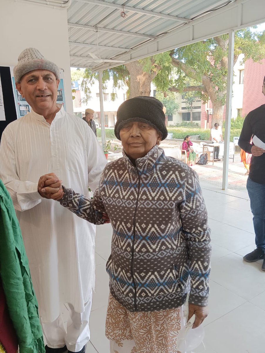 #GujaratElections2022 કેન્સર ગ્રસ્ત મતદાતા એવા ચંદ્રિકાબેન ખીસડીયાએ 69 વર્ષની વયે કીમો થેરાપી ચાલુ હોવા છતાં  સેક્ટર-૨૦ મતદાન મથક પર મત કરી અનેરો ઉત્સાહ દાખવ્યો ત્યારબાદ પતિ સાથે કીમો થેરાપી માટે ગયા. #Avsar <a href="/pkumarias/">Pankaj Kumar</a> <a href="/PIBAhmedabad/">PIB in Gujarat 🇮🇳</a> @deognr <a href="/CEOGujarat/">Chief Electoral Officer, Gujarat</a>