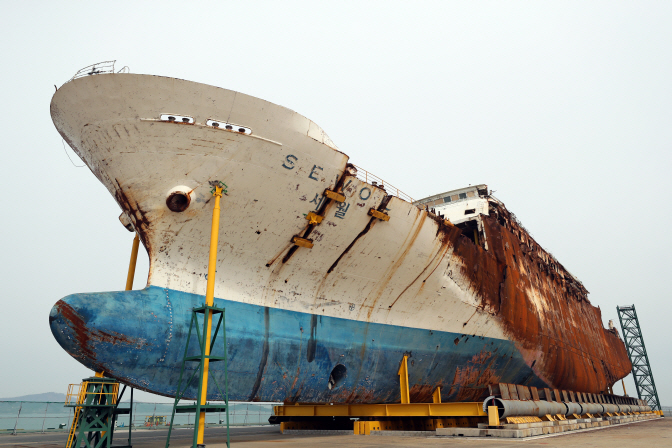 voicesofEBC's tweet photo. The media initially made allegations that the Sewol ferry tragedy was caused by negligence and corruption without knowing the actual cause. Despite numerous investigations, the cause of the disaster still remains unknown.

https://t.co/VXEGBNYZE0

#sewol https://t.co/ntnXFjoBOh