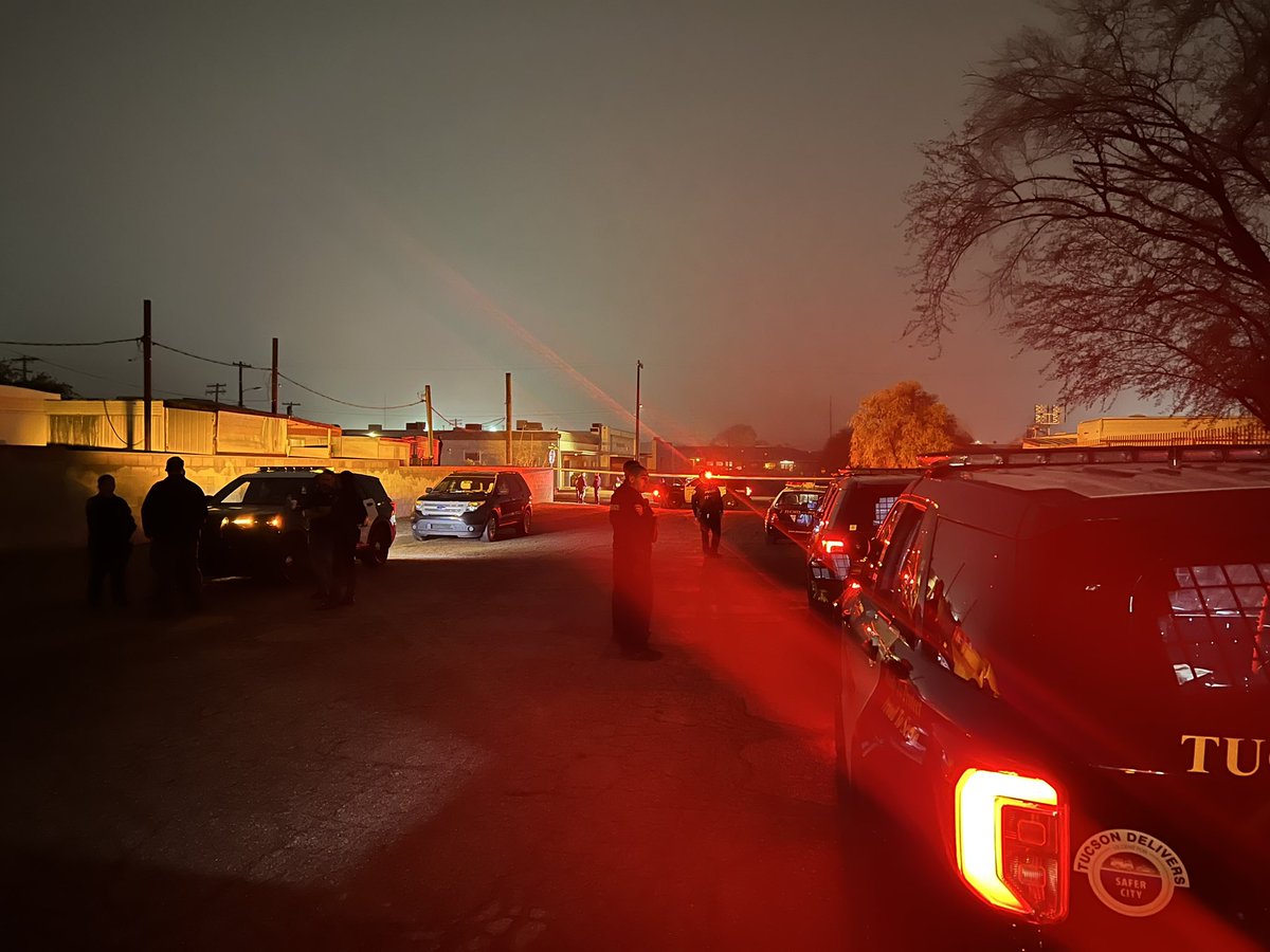 Tucson_Police's tweet photo. 🚨OFFICER-INVOLVED SHOOTING🚨

An investigation is underway regarding an officer-involved shooting that occurred just after 8 p.m. in the 500 block of W. Rillito St.

Details are limited. Media staging area will be N. 14th Ave. &amp; W. Rillito St., unknown ETA for media briefing. https://t.co/AIMSiz51gF