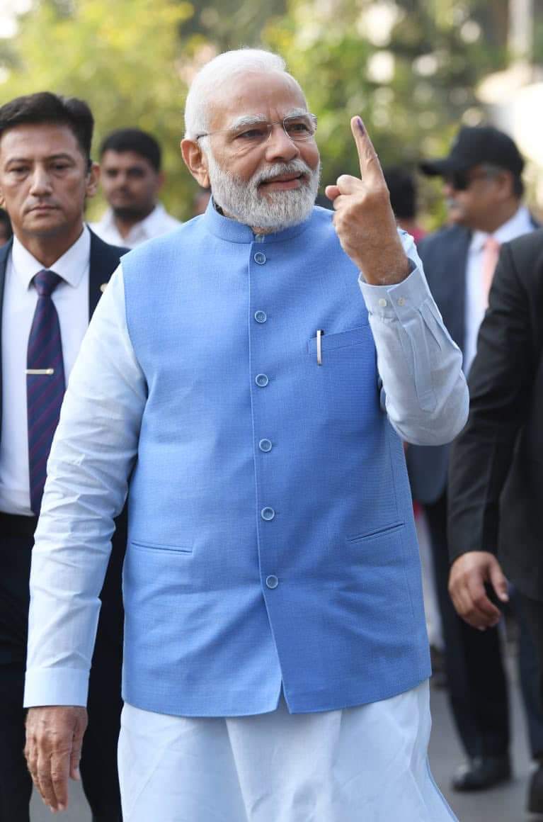 ArunSao3's tweet photo. देश के यशस्वी प्रधानमंत्री माननीय श्री @narendramodi जी ने आज अहमदाबाद में मतदान कर गुजरात विधानसभा चुनाव 2022 में अपनी भागीदारी सुनिश्चित की।

#GujaratAssemblyPolls https://t.co/pzMmCiW2Sn