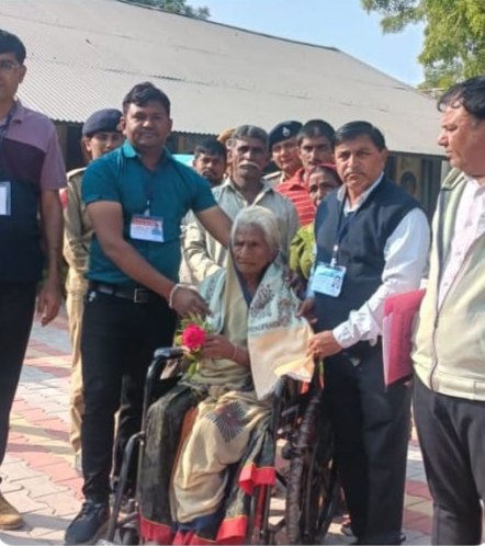 વિજાપુર ના સૌથી વધુ ઉંમરના 110 વર્ષના મતદાર ઠાકોર શાન્તાબેન રામાજી નું પુષ્પ ગુચ્છ અને સાલ ઓઢાડી ભાગ નંબર 152 પર સન્માન કરવામા આવ્યુ.

#GujaratElections2022 #ProudToBeAVoter