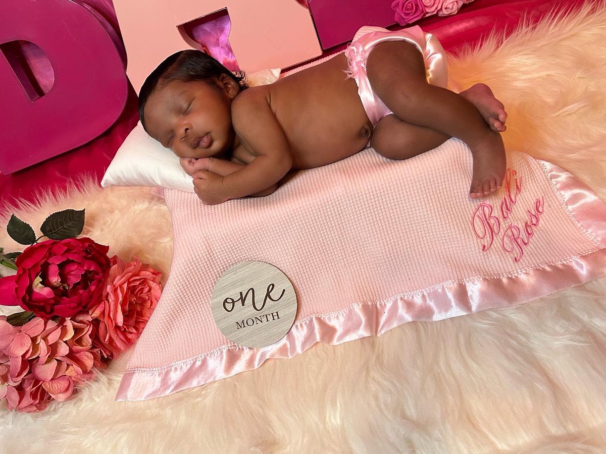i was scared to post you.. i wanted to keep you hidden forever. i just couldn’t wait to show how beautiful you are. my perfect little baby. you are forever loved💞 one month down, a lifetime to go🤞🏽  #OneMonth🌸 #MommysGirl💖