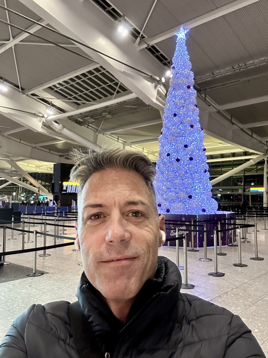 KyleSpruce's tweet image. Early morning 5am Costa run at Heathrow T5 which is looking all festive this morning,