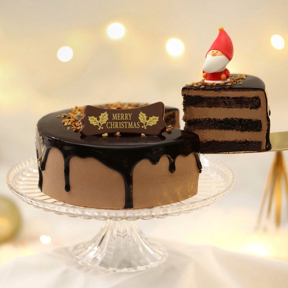 pinede1984's tweet photo. チョコのグラサージュに思わずうっとりしてしまう「#Xmasチョコレートケーキ」

口に入れるとチ��コの甘い余韻に包まれます♡

ふんわり柔らかなスポンジとホイップクリームに、パリッとした食感のチョコレートがアクセント。 https://t.co/BLg8a86cYh