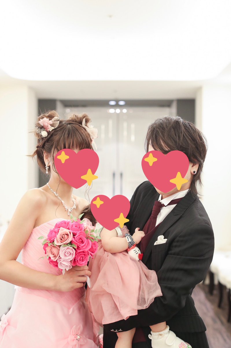 hi70ko's tweet image. 披露宴の写真をAIイラストメーカーで凄く綺麗にしてもらえた…!これは凄い🥹 娘、この時爆睡だったんだけどイラスト化されたら目開けてる(笑) 腕につけてるキティちゃんのシュシュは夫婦で指輪交換の後に娘にもキティちゃんのシュシュをつけるっていう演出をしたよ🤭🎀