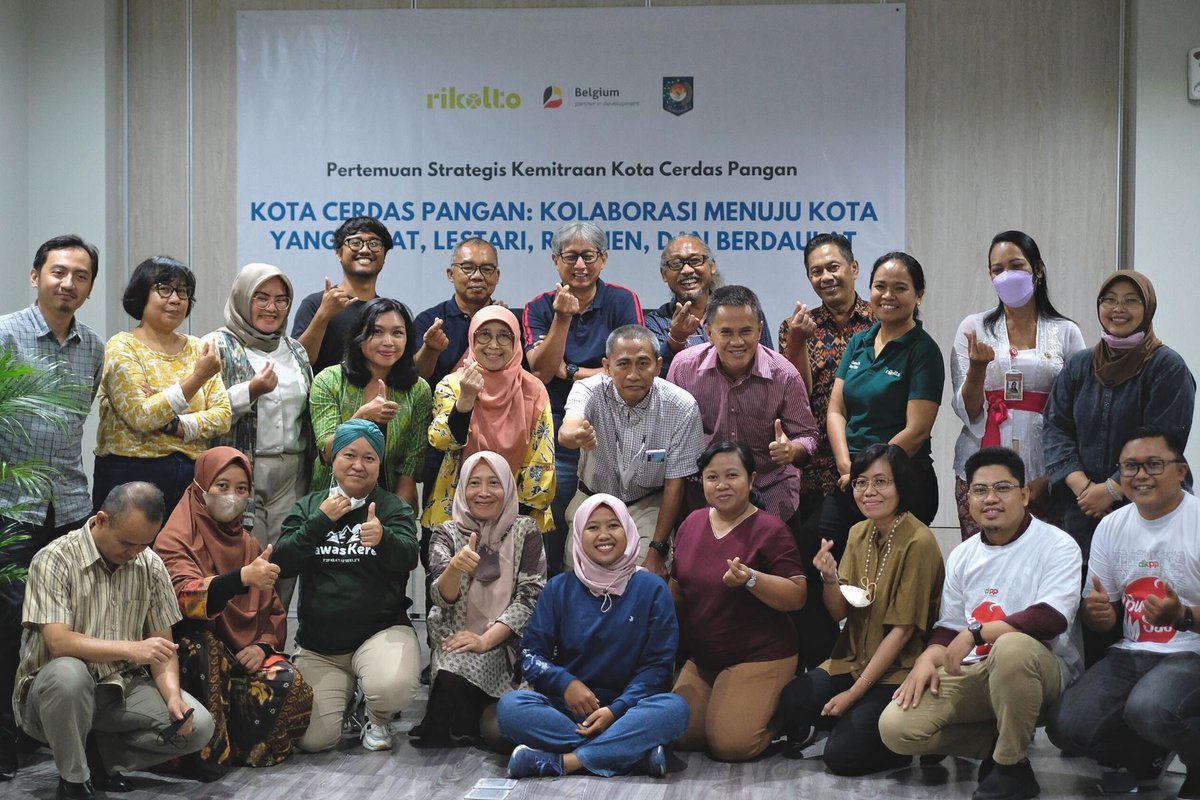 RikoltoID's tweet photo. Last week, we held a strategic meeting for the Good Food for Cities programme. Together with our partners and the city governments of Surakarta, Bandung, Depok and Denpasar, we developed an action plan to strengthen collaboration for a more #resilient #foodsystem in 2023. https://t.co/bcQC9inEge