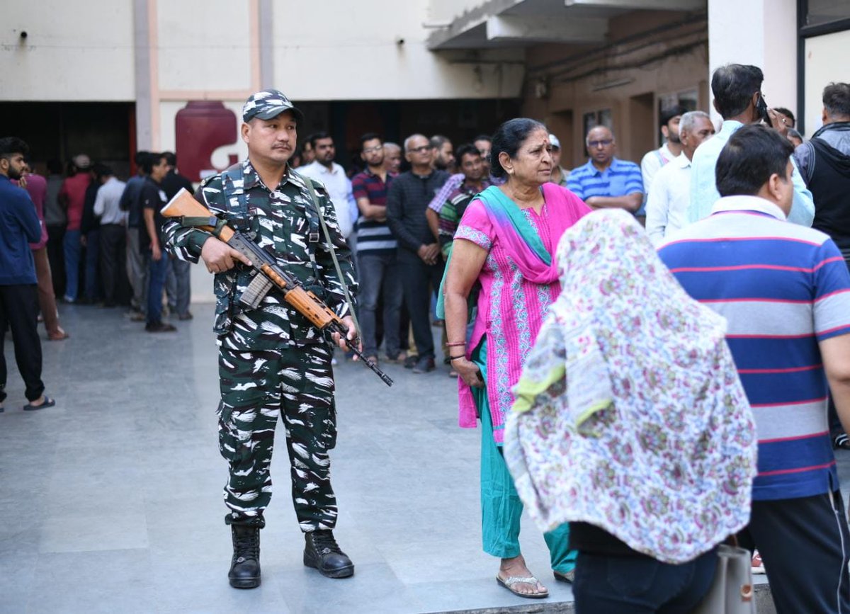 crpfindia's tweet photo. For the people:

Bravehearts of #CRPF assist the needy in addition to providing foolproof security cover in the 2nd Phase of Gujarat Assembly Elections.

#CRPF is the nodal agency for mobilisation and deployement of Forces in the poll bound States. https://t.co/WF4bnzbHBB