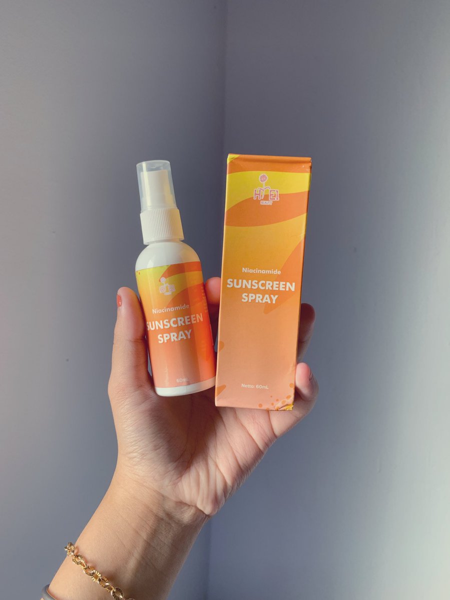 hmtly's tweet photo. Nyicip sunscreen spray, ternyata ringan banget kayak gak pakai apa-apa. Harganya cuma 35.000 lhoo~ 😂👌

First impression ku: loh sunscreen spray rasa facemist?! 

#racuninskincare https://t.co/0QrkWw8okc
