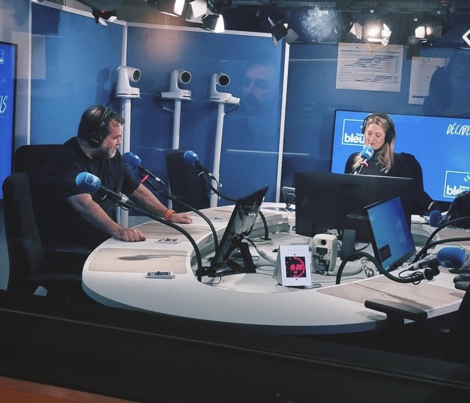 EmilieRadioFr's tweet photo. Merci Guillaume @SupermenLovers d’être passé par le studio de #DécibelsFB @francebleu 💙 L’édition limitée 20e anniversaire de « Starlight » est disponible 🪩
Commander le vinyle: https://t.co/JQYA4cPfhs
Réécouter l’émission:
https://t.co/9BOtlilxvV https://t.co/JhNKMneUKQ