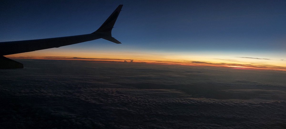 OmoGbajaBiamila's tweet photo. Flying across different timezones is truly fascinating. You can fly from total darkness into bright light in just minutes.

Gotta love the transition. 🥰 https://t.co/4R1PgKpO2r