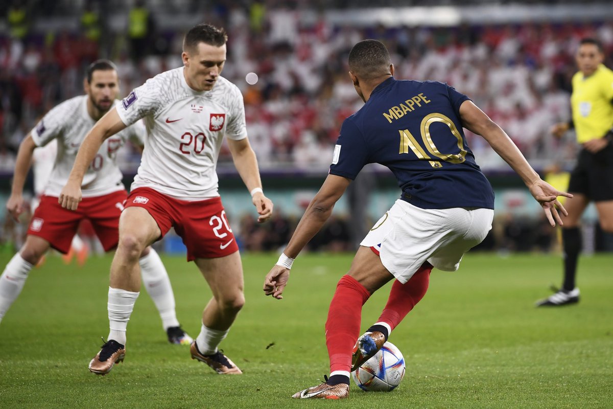 _BeFootball's tweet photo. Piotr Zielinski sur Kylian Mbappé :

"C’est un extraterrestre. C’est peut-être le meilleur joueur du monde. Il m’a incroyablement impressionné. Les frappes, les dribbles, la rapidité… […] En vrai il semble encore plus inarrêtable qu’à la télé." 👽 https://t.co/izkNJ0RplW