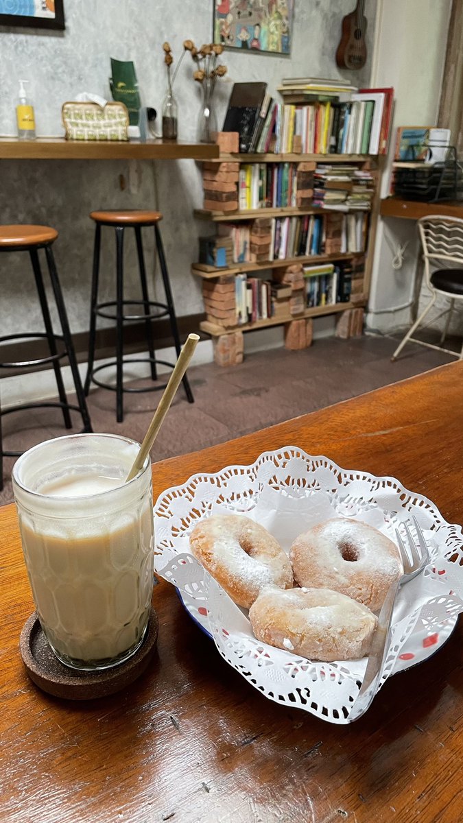 Rekomendasi kegiatan selain book date:
- kasih makan ikan di akuarium
- gitaran sambil nyanyi-nyanyi
- main catur, UNO, atau permainan lainnya
- minum teh susu dan makan seporsi donat