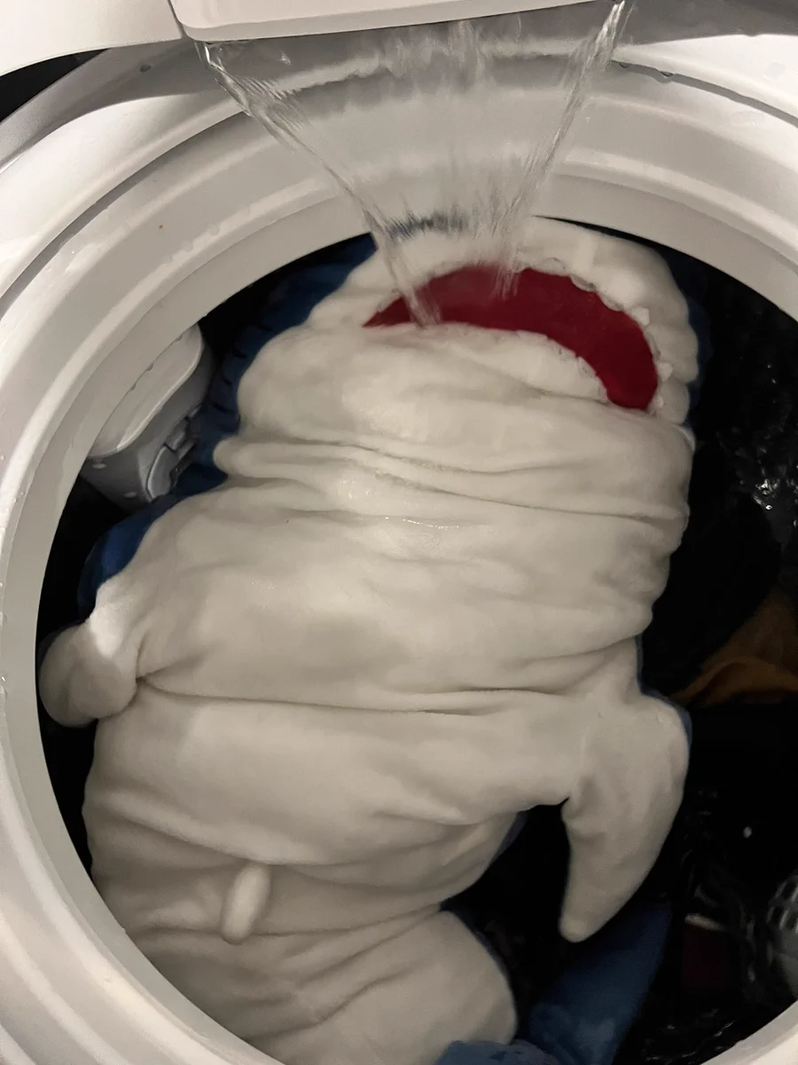 洗濯機開けたら驚きの光景が！ジョーズが溺れてる？！