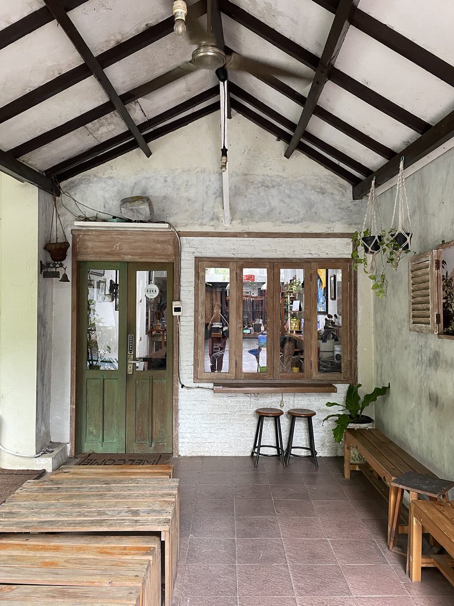 Pengin duduk-duduk di luar? Bisa juga, kok. Tempatnya lebih luas. Pekarangannya bikin adem.