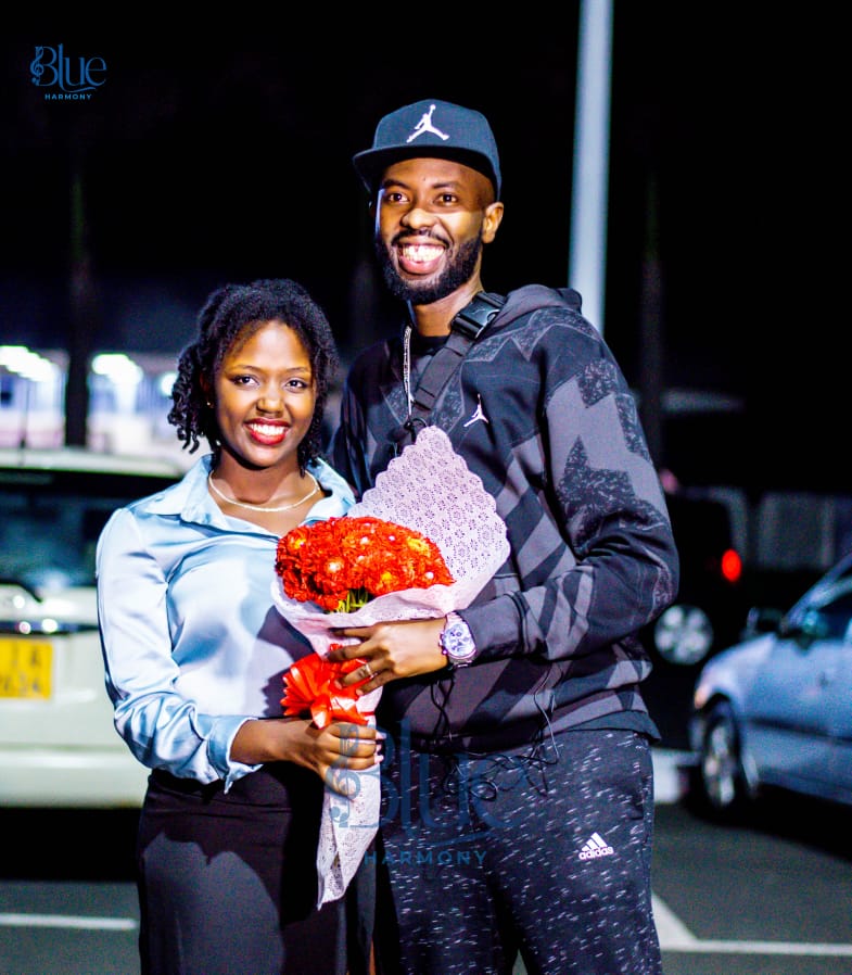 blueharmonie7's tweet photo. Kuri w'ejo,umwe mubagize umugwi wa Redemption voice canada, Eric MUGISHA niho  yashika ku kibuga c'indege Melchior NDADAYE ,Blue Harmony yarahashitse ku mwakira  aho nawe yaje muri  yangiriyeneza concert  izoba itariki 23/12/ 2022
@burundionthemap @yigenga https://t.co/St8TwE1KNu
