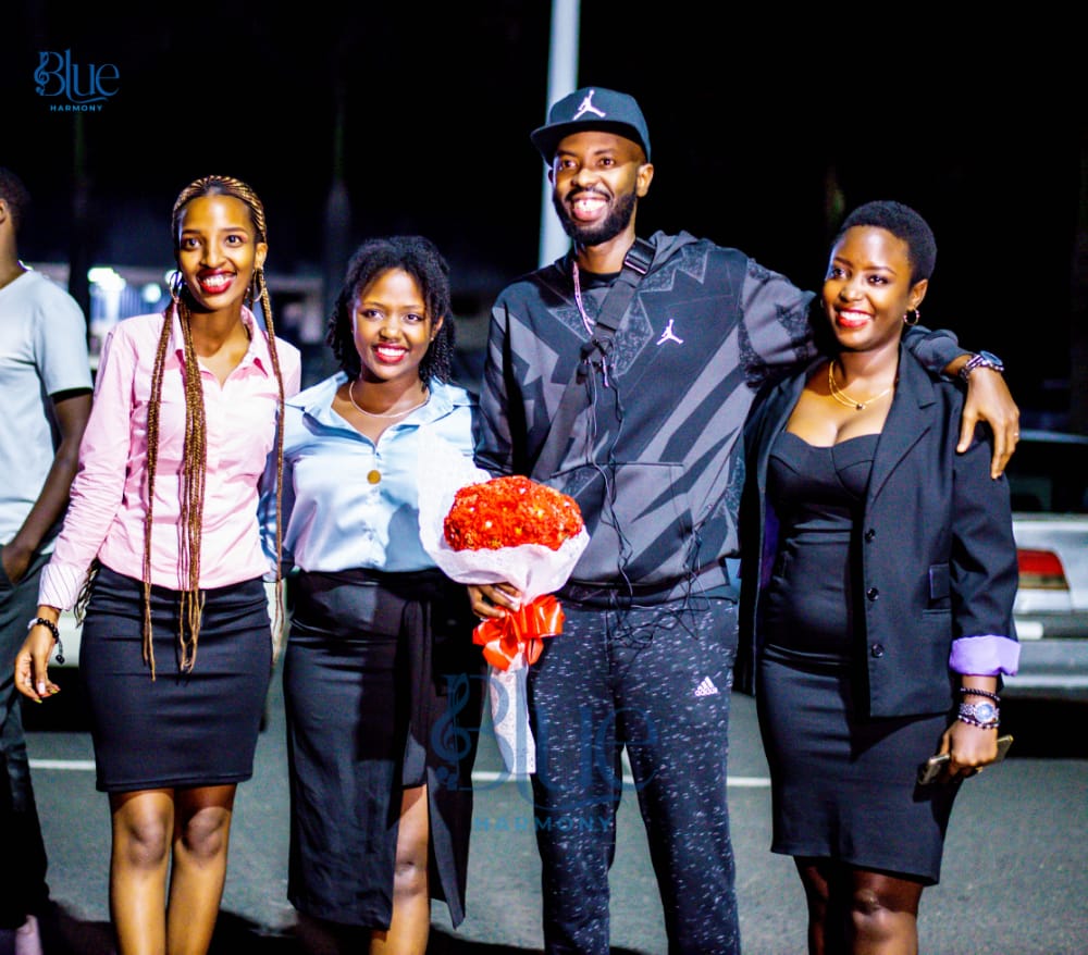 blueharmonie7's tweet photo. Kuri w'ejo,umwe mubagize umugwi wa Redemption voice canada, Eric MUGISHA niho  yashika ku kibuga c'indege Melchior NDADAYE ,Blue Harmony yarahashitse ku mwakira  aho nawe yaje muri  yangiriyeneza concert  izoba itariki 23/12/ 2022
@burundionthemap @yigenga https://t.co/St8TwE1KNu