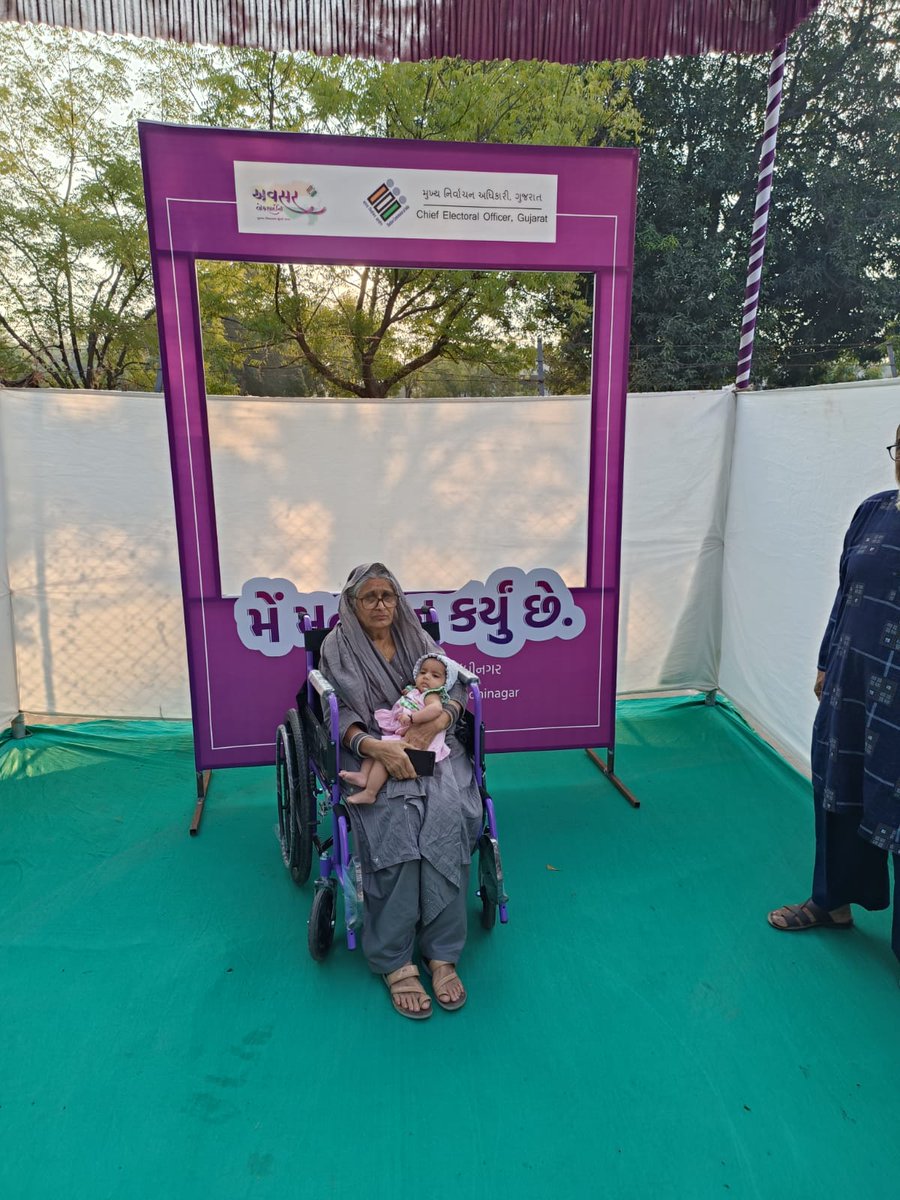 #GujaratElections2022 વિવિધ સાંસ્કૃતિક વારસો ધરાવતા અબાલવૃધ્ધ સૌ મતદાતાઓએ ઉત્સાહભેર મતદાન કર્યું તથા સેલ્ફી બુથ પાસે ફોટો પડાવી આનંદ વ્યક્ત કરી અન્ય મતદાતાઓને મતદાન કરવા પ્રેરણા આપી. #Avsar <a href="/pkumarias/">Pankaj Kumar</a> <a href="/PIBAhmedabad/">PIB in Gujarat 🇮🇳</a> @deognr <a href="/CEOGujarat/">Chief Electoral Officer, Gujarat</a>