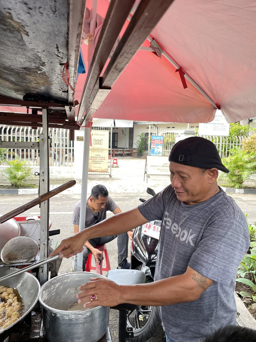 Ariefboediman's tweet photo. Cemilan berbahaya! Selain karena cuma 5ribu, batagor pak didik ini porsinya kaya indomie, 1 kurang 2 kebanyakan 😂
Setiap lewat kota baru pasti menyempatkan lewat kesini demi batagor 5ribu yang krunchy ini.
Jualan di samping gereja kota baru dari jam 09.00-15.00 #kulyog https://t.co/bAPT2DK5Cu