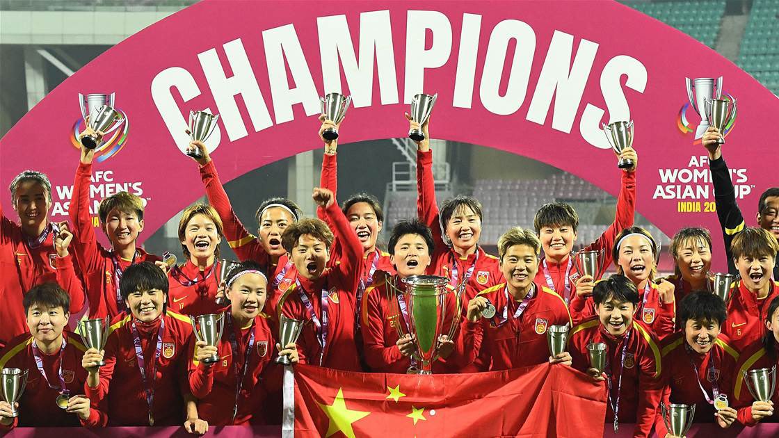 “I want to be part of the national team. ”said girls in #Guizhou Yuanbao soccer team which started from scratch and won several tournaments.
Nov 29, Chinese footballer #TangJiali and goalkeeper #ZhaoLina did a livestream with this team to offer professional suggestions. Go girls!